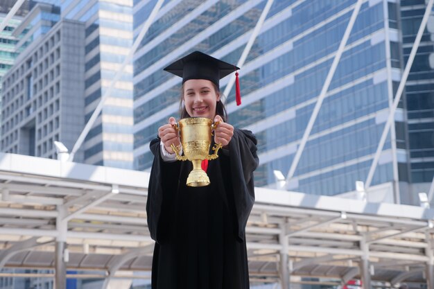 Ragazza felice nel suo giorno di laurea.