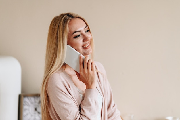 Ragazza felice parlando al telefono al chiuso Donna innamorata