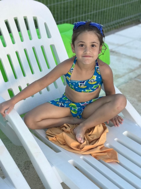 Ragazza felice seduta sulla spiaggia