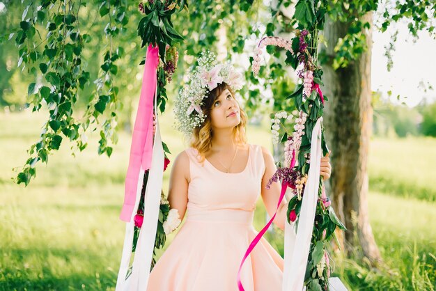 Ragazza felice su un'altalena decorata