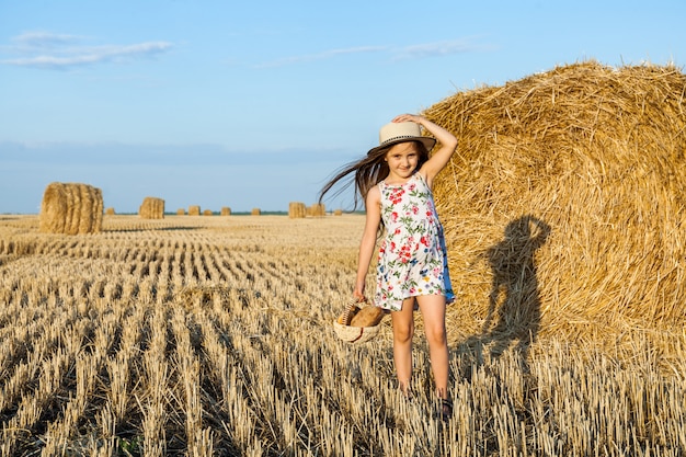 Ragazza felice sul campo di grano