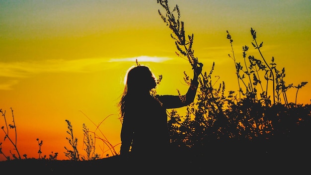 Ragazza felicemente all'aperto