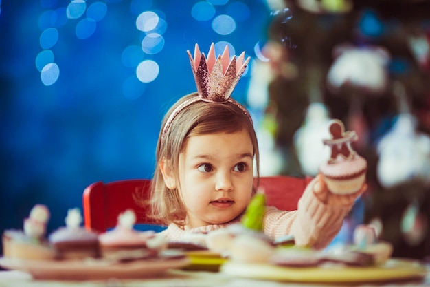 Ragazza festeggia il suo compleanno