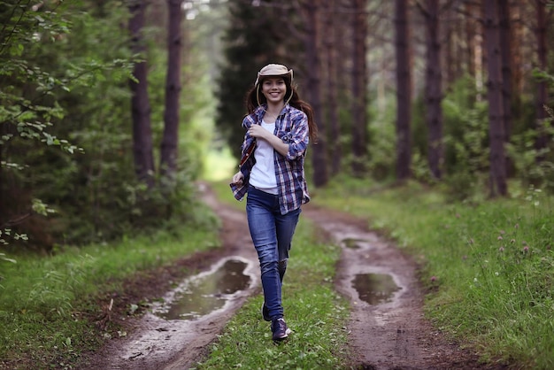 Ragazza forestale in corsa in natura