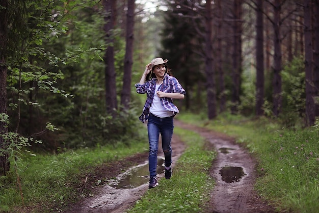 Ragazza forestale in corsa in natura