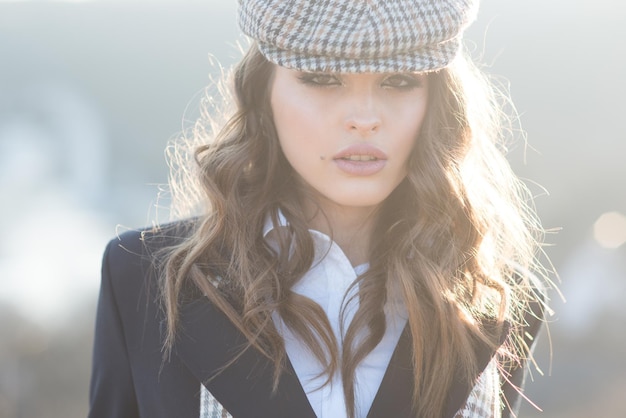 Ragazza francese con capelli ricci in berretto autunnale Bellezza e look alla moda Fiduciosa nella sua scelta donna vintage con trucco donna moda retrò con trucco parigino Sentirsi liberi e felici