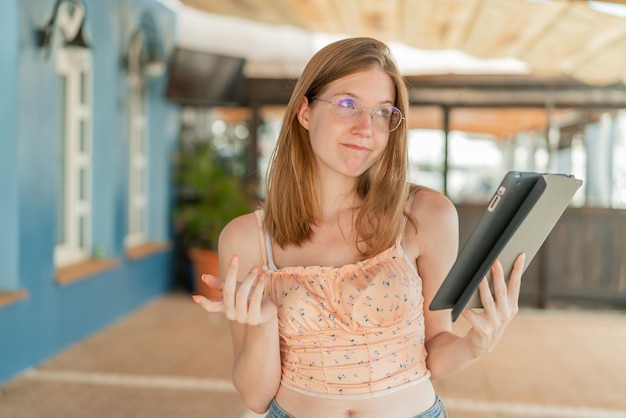 Ragazza francese con gli occhiali all'aperto