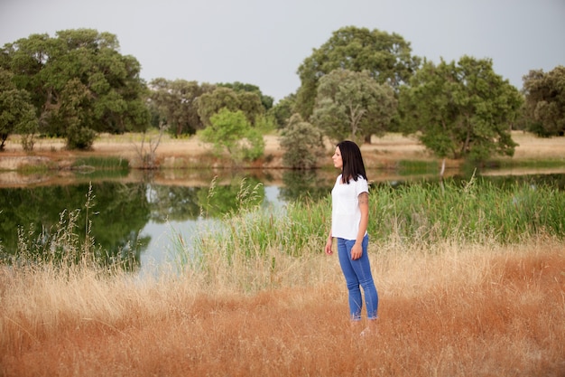 Ragazza fresca rilassata in un bellissimo parco