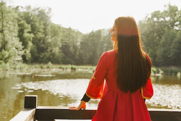 Ragazza georgiana in abito nazionale rosso