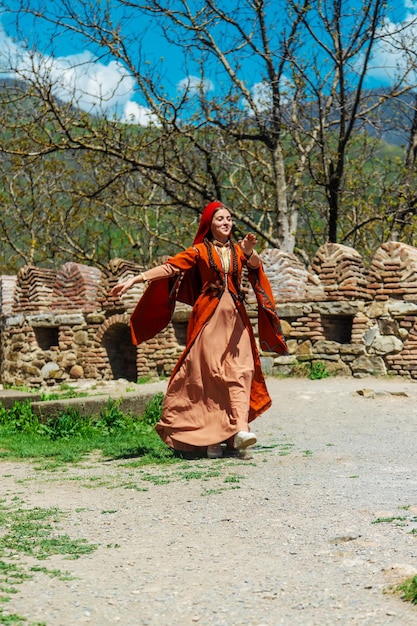 Ragazza georgiana in danze in costume nazionale Danze nazionali georgiane messa a fuoco selettiva