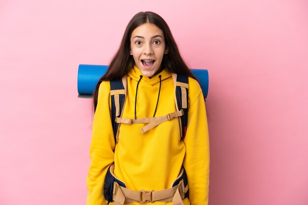 Ragazza giovane alpinista con un grande zaino isolato