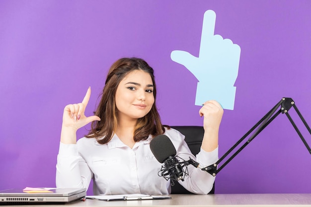 Ragazza giovane azienda bolla idea a forma di mano e guardando alla fotocamera Foto di alta qualità