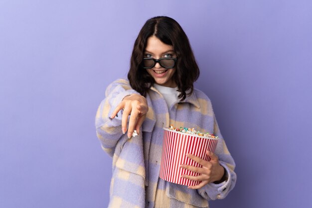 Ragazza giovane azienda ciotola di popcorn