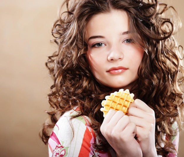 Ragazza giovane bellezza con torta