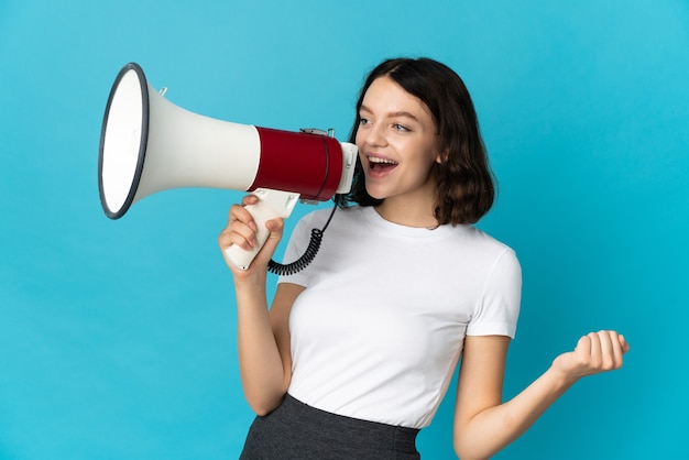 Ragazza giovane con altoparlante sull'azzurro