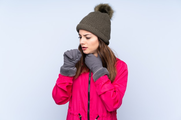 Ragazza giovane con cappello invernale