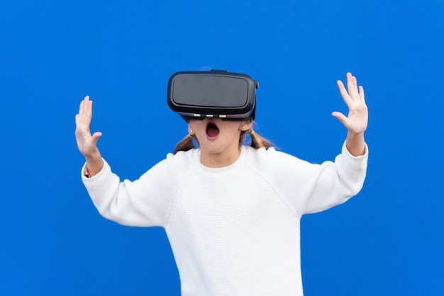 Ragazza giovane con occhiali per realtà virtuale. Isolato. Cuffie VR.