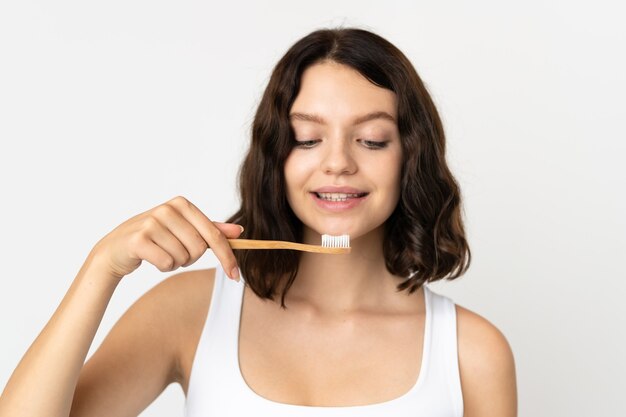 Ragazza giovane con spazzolino da denti isolato su bianco