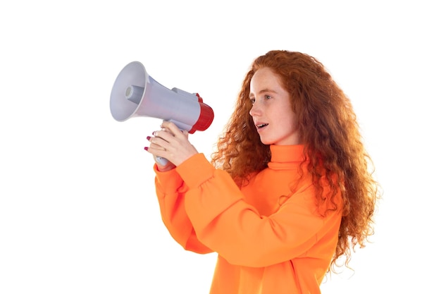 Ragazza giovane donna rossa che grida nel megafono