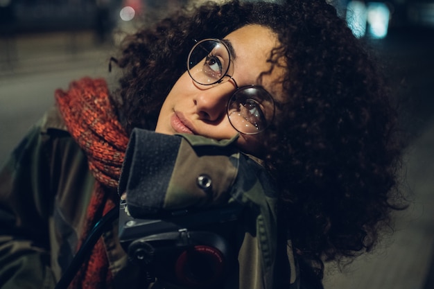 Ragazza giovane e riccia, guardando avanti