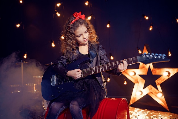 Ragazza giovane rock suonando la chitarra elettrica