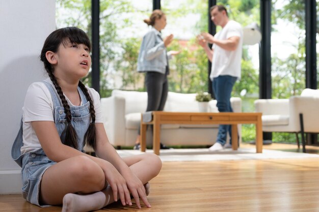 Ragazza giovane stressata e infelice si nasconde dalla violenza domestica a casa Synchronos