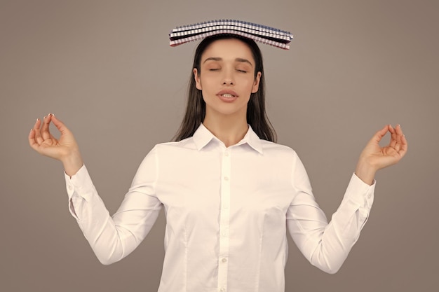 Ragazza giovane studente in abiti casual isolati su sfondo grigio ritratto in studio Tenere i quaderni