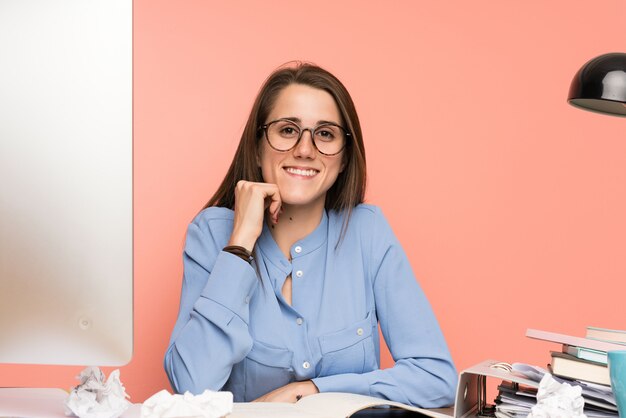 Ragazza giovane studente su backgrounnd rosa