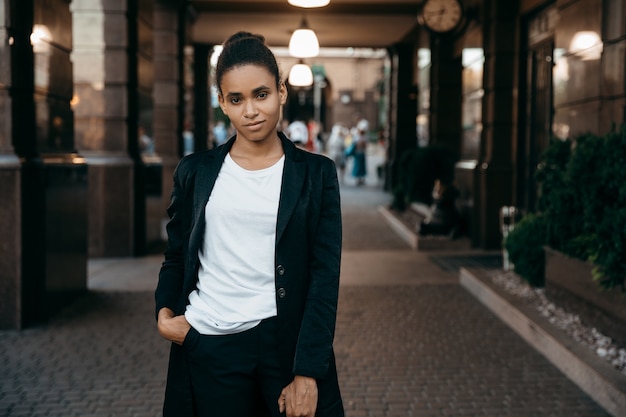 Ragazza giovane turista che cammina sulla strada