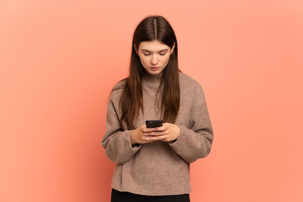 Ragazza giovane utilizzando il telefono cellulare