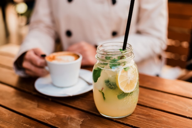 Ragazza godendo il caffè al mattino.