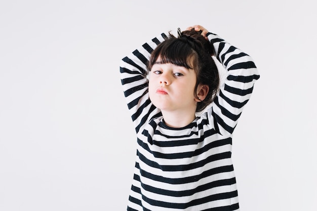 Ragazza graziosa che guarda l&#39;obbiettivo