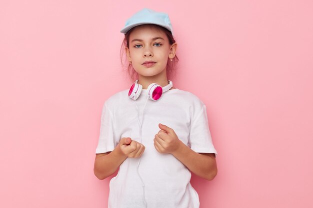 Ragazza graziosa che indossa le cuffie che pongono le emozioni Stile di vita inalterato