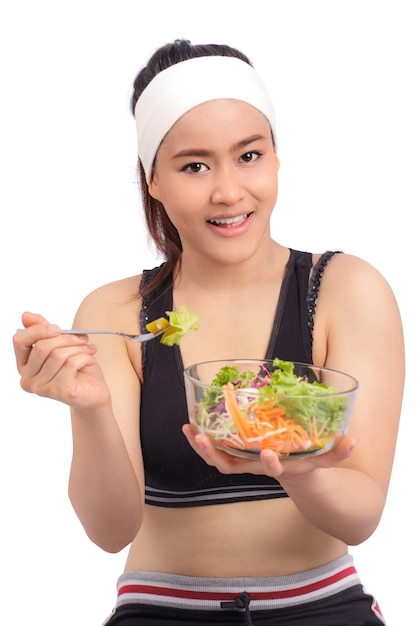 Ragazza graziosa che tiene insalata di verdure fresche