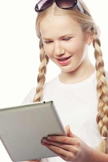 Ragazza graziosa con un Tablet PC