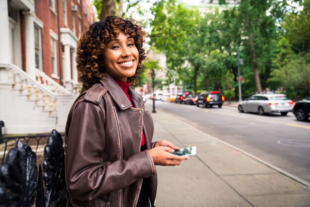 Ragazza graziosa dell'afroamericano a New York