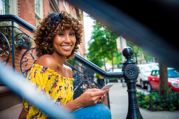 Ragazza graziosa dell'afroamericano a New York