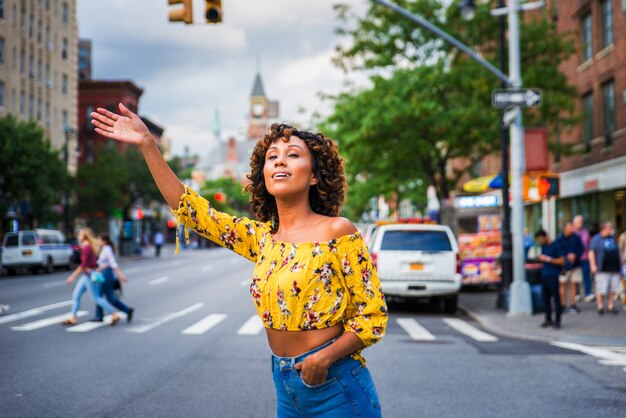 Ragazza graziosa dell'afroamericano a New York