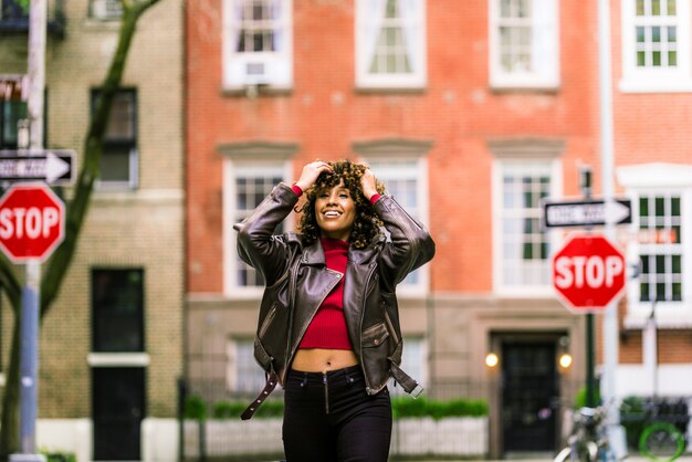 Ragazza graziosa dell'afroamericano a New York