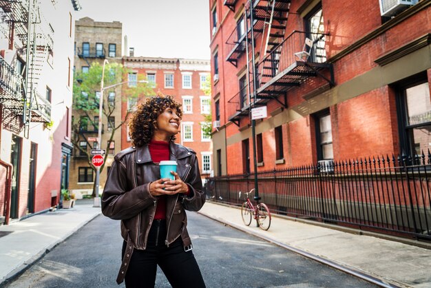 Ragazza graziosa dell'afroamericano a New York