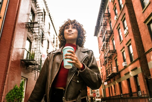 Ragazza graziosa dell'afroamericano a New York