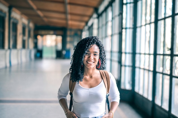 Ragazza graziosa di afro sorridente