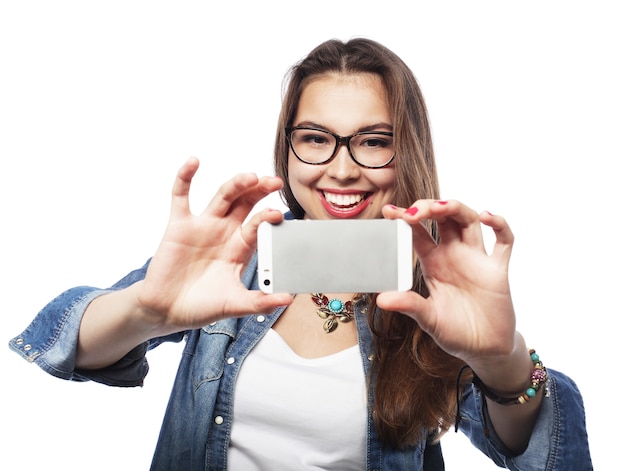 Ragazza graziosa hipster prendendo selfie