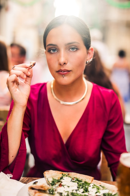 Ragazza graziosa in un ristorante in estate