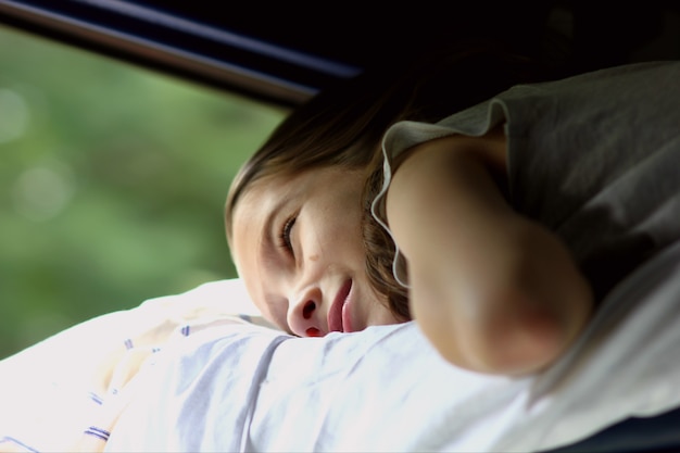 ragazza guardando fuori dal finestrino del treno durante il viaggio