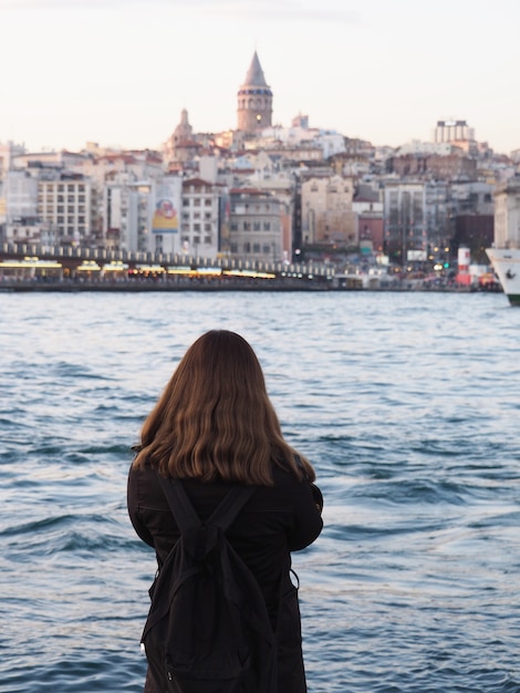 Ragazza guardando la splendida vista della città di Istanbul