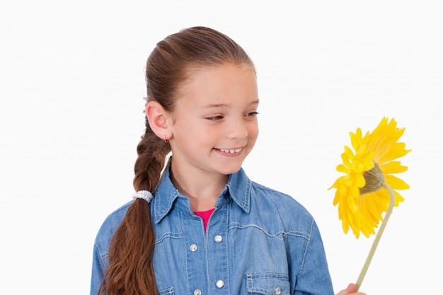 Ragazza guardando un fiore