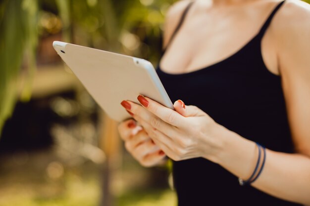 Ragazza guardando un tablet