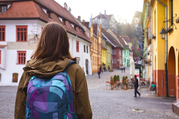 Ragazza hipster che cammina per la bellissima strada