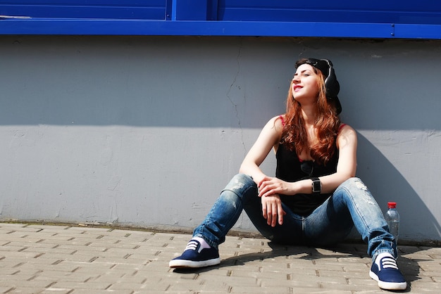 Ragazza hipster con cappello leggero e occhiali da sole in una giornata estiva